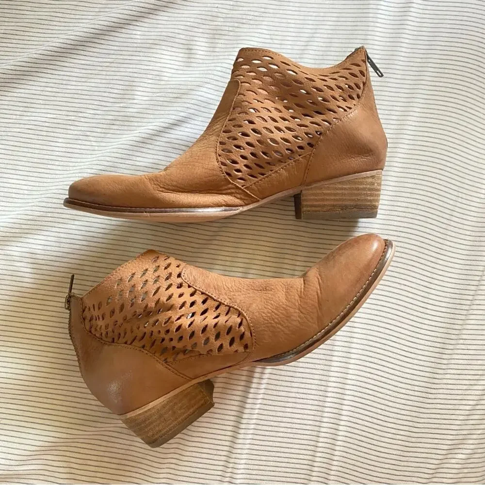 Anthropologie Seychelles Waypoint Tan Booties perforated‎ laser size 8 leather